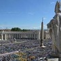 Papa Francesco, folla per la messa in suffragio a San Pietro: &quot;Senso di smarrimento&quot;