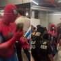 Spider-Man, fuga dal cinema per flatulenza killer: scappa anche l'Uomo Ragno