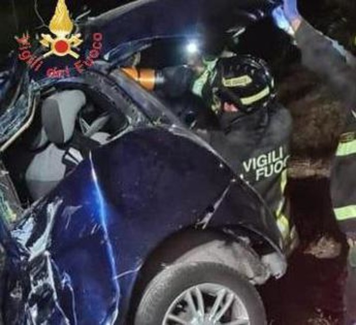Si schianta contro albero, morto ragazzo di 20 anni nel Catanzarese Si schianta contro albero, morto ragazzo di 20 anni nel Catanzarese