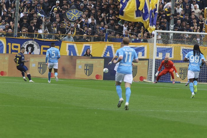 Il Parma rallenta la rincorsa del Napoli, al Tardini finisce 1-1 Il Parma rallenta la rincorsa del Napoli, al Tardini finisce 1-1