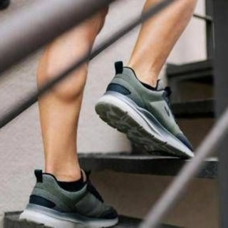 Le scale aiutano cuore e muscoli, lo studio e l'esercizio per gli anziani Le scale aiutano cuore e muscoli, lo studio e l'esercizio per gli anziani