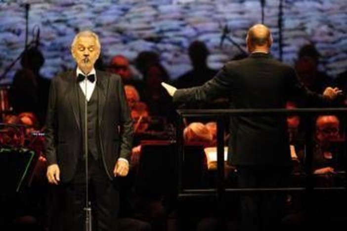 Andrea Bocelli accende il Teatro del Silenzio per i 20 anni della sua fondazione Andrea Bocelli accende il Teatro del Silenzio per i 20 anni della sua fondazione