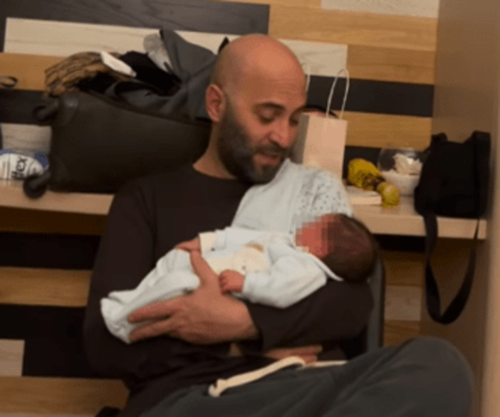 Giuliano Sangiorgi, la ninna nanna speciale per il figlio Michele - Video