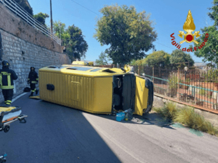 Pulmini con 21 bambini si ribalta, quattro feriti Pulmini con 21 bambini si ribalta, quattro feriti