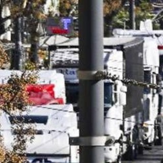 Caro carburanti, autotrasportatori sospendono sciopero dopo incontro a Palazzo Chigi. Via libera a nuovo decreto accise