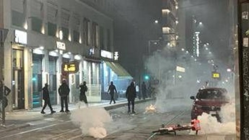 Milano, scontri e saccheggi. L'identikit dei violenti: giovanissimi, italiani e stranieri Milano, scontri e saccheggi. L'identikit dei violenti: giovanissimi, italiani e stranieri
