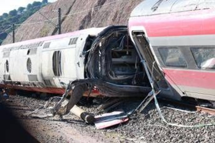 Scontro tra treni in Spagna, il rapporto sull'incidente: "Frattura rotaia possibile causa" Scontro tra treni in Spagna, il rapporto sull'incidente: "Frattura rotaia possibile causa"