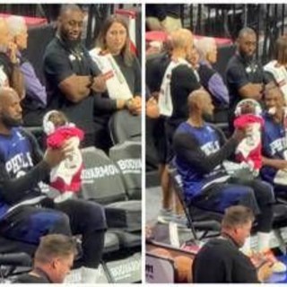 James gioca con una bambina: LeBron versione 'babysitter' in Nba James gioca con una bambina: LeBron versione 'babysitter' in Nba