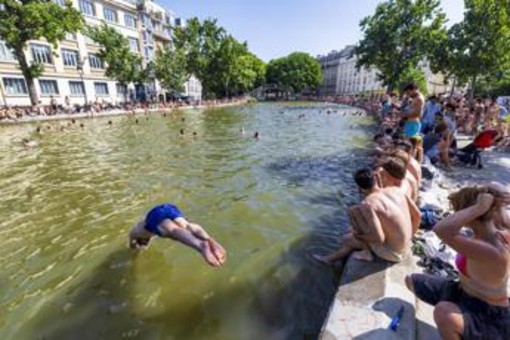 Ondata di caldo in Europa: nuovo record in Francia, scuole chiuse e treni cancellati in Gb Ondata di caldo in Europa: nuovo record in Francia, scuole chiuse e treni cancellati in Gb