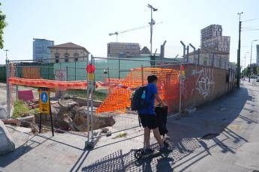 Consolato Usa a Milano, operai sfruttati in cantiere: il manager della Caddell fermato in aeroporto a Bergamo