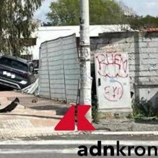 Roma, 13enne travolto da un suv su marciapiede davanti a scuola: non è in pericolo di vita