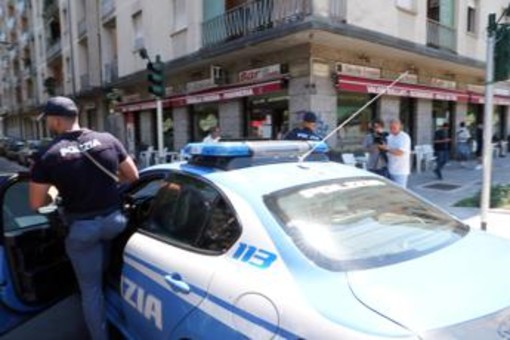 Milano, aggressione in strada e 20 coltellate a uno sconosciuto: bloccato dai clienti del bar Milano, aggressione in strada e 20 coltellate a uno sconosciuto: bloccato dai clienti del bar