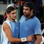 Roland Garros, Berrettini in lacrime costretto al ritiro. Arnaldi lo abbraccia, il pubblico applaude
