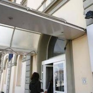 Incidente a Prato, bambina di 5 anni travolta da un'auto: è grave Incidente a Prato, bambina di 5 anni travolta da un'auto: è grave