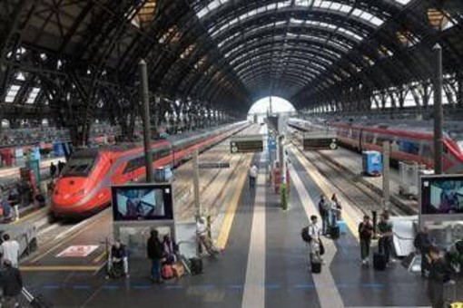Milano, tentano furto da 1,5 milioni sul treno ma la polizia li blocca. L'attrice Tatiana Luter ringrazia Milano, tentano furto da 1,5 milioni sul treno ma la polizia li blocca. L'attrice Tatiana Luter ringrazia