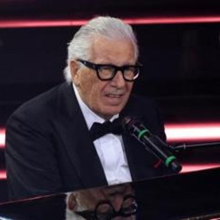 Peppino di Capri, il lungo applauso all'inizio dei funerali: tra i presenti anche De Laurentiis Peppino di Capri, il lungo applauso all'inizio dei funerali: tra i presenti anche De Laurentiis