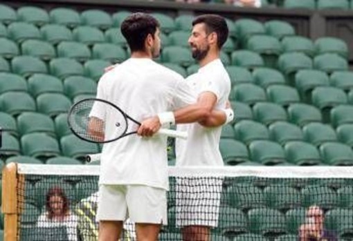 Alcaraz, passante da sogno con Djokovic a Wimbledon. Poi lo 'sfotte' - Video