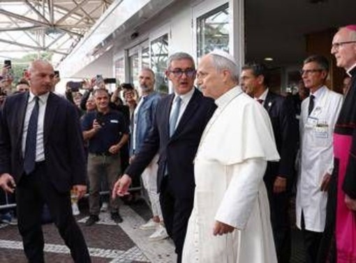 Papa, il chirurgo rassicura: "Pieno recupero in 10 giorni, non ci sono motivi per rinviare il viaggio in America Latina" Papa, il chirurgo rassicura: "Pieno recupero in 10 giorni, non ci sono motivi per rinviare il viaggio in America Latina"