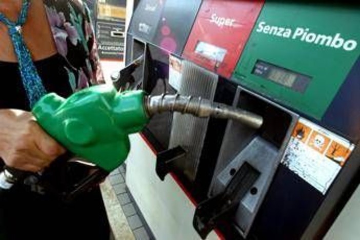 Caro carburanti, Eni: "Da lunedì un tetto ai prezzi di benzina e gasolio per 30 giorni"