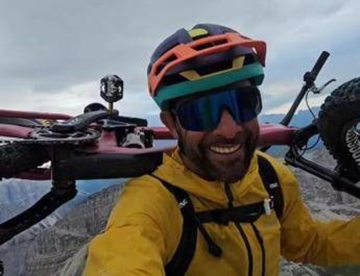 Biker estremo star dei social precipita per 200 metri, trovato morto Andreas Tonelli