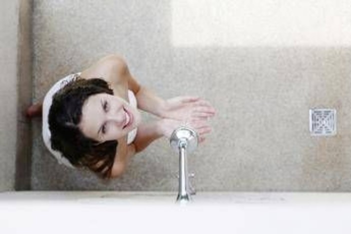 Doccia fredda o calda in estate? Ecco la risposta Doccia fredda o calda in estate? Ecco la risposta