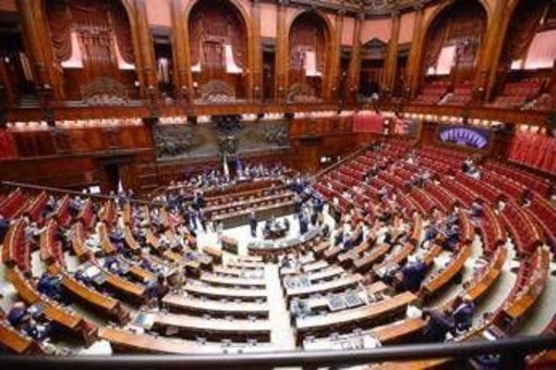 Fa troppo freddo alla Camera, la richiesta: "Meno aria ghiacciata" Fa troppo freddo alla Camera, la richiesta: "Meno aria ghiacciata"