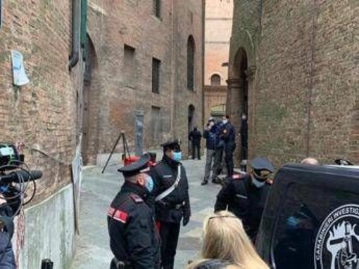 Morte David Rossi, perizia: lesioni volto non legate a caduta, ipotesi urto contro fili metallo finestra Mps Morte David Rossi, perizia: lesioni volto non legate a caduta, ipotesi urto contro fili metallo finestra Mps