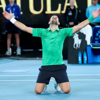 Djokovic batte Sinner al quinto e vola in finale in Australia