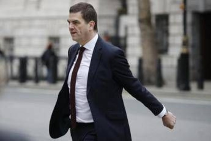 Caso Epstein, terremoto nel governo Starmer: silurato il massimo funzionario del Foreign Office dopo rivelazioni su Mandelson Caso Epstein, terremoto nel governo Starmer: silurato il massimo funzionario del Foreign Office dopo rivelazioni su Mandelson