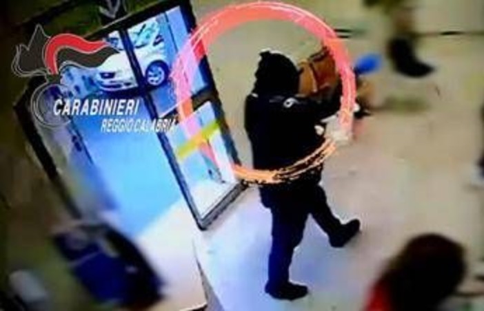 Rapine con taser, pistole ed esplosivo: arrestata a Reggio Calabria la 'coppia del terrore' Rapine con taser, pistole ed esplosivo: arrestata a Reggio Calabria la 'coppia del terrore'