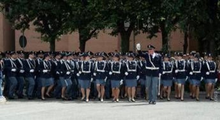 Tatuaggi vietati e gonna obbligatoria nelle cerimonie per poliziotte, Silp Cgil: "E' discriminatorio''