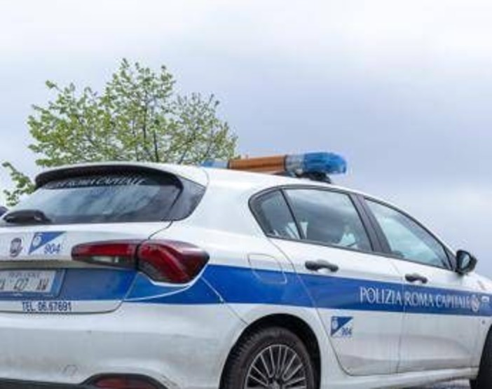 Roma, investe donna con passeggino e fugge: bimba illesa e lei ferita. Denunciato 20enne Roma, investe donna con passeggino e fugge: bimba illesa e lei ferita. Denunciato 20enne