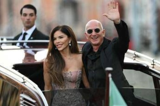 Jeff Bezos e Lauren Sanchez, ultima festa con ballo in maschera: l'omaggio a Venezia