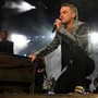 Robbie Williams e lo sfogo sulla malattia dei genitori: &quot;Non sono pronto per questo&quot;
