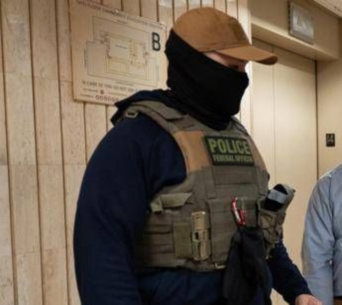 Chicago, agenti armati all'asilo: "Maestra, è in arresto"