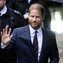 Harry torna a Londra senza Meghan e i figli: la decisione 'last minute' Harry torna a Londra senza Meghan e i figli: la decisione 'last minute'