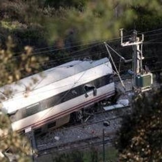 Incidente ferroviario Spagna, 41 morti: indagini su binari e vagone deragliato Incidente ferroviario Spagna, 41 morti: indagini su binari e vagone deragliato