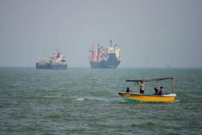 Iran, Pasdaran: "Tre petroliere contro mine nello Stretto di Hormuz, una è esplosa" Iran, Pasdaran: "Tre petroliere contro mine nello Stretto di Hormuz, una è esplosa"
