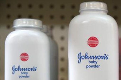 Johnson & Johnson offre 5,5 miliardi di dollari per risolvere le cause sul talco Johnson & Johnson offre 5,5 miliardi di dollari per risolvere le cause sul talco