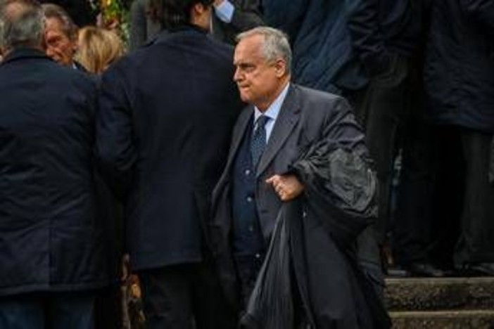Scritta choc contro Lotito sul muro di una chiesa: "Solo qui sei benvenuto, coi piedi davanti" Scritta choc contro Lotito sul muro di una chiesa: "Solo qui sei benvenuto, coi piedi davanti"