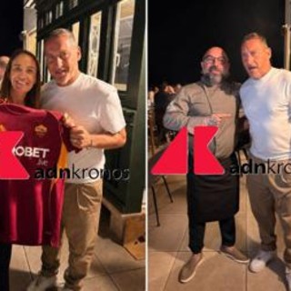 Totti conquista anche Malta, a cena nella Steak House 'Era Ora' tra tifosi e palleggi Totti conquista anche Malta, a cena nella Steak House 'Era Ora' tra tifosi e palleggi