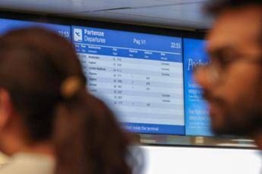 Volo cancellato? Rimborsi entro 7 o 14 giorni, anche con le agenzie online: le novità Ue Volo cancellato? Rimborsi entro 7 o 14 giorni, anche con le agenzie online: le novità Ue