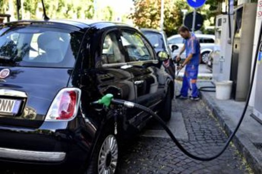 Prezzi carburanti, nuova accisa sul diesel: aumenti per IP e Q8, frenata di Eni