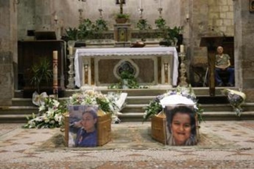 L'ultimo saluto a madre e figlio uccisi a fucilate, Camaiore si stringe nel dolore L'ultimo saluto a madre e figlio uccisi a fucilate, Camaiore si stringe nel dolore