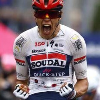 Giro d'Italia, prima tappa in volata a Magnier. Caduta di gruppo in vista del traguardo
