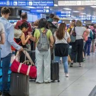 Bagagli a mano in aereo, da domani si potranno portare fino a 2 litri di liquidi Bagagli a mano in aereo, da domani si potranno portare fino a 2 litri di liquidi