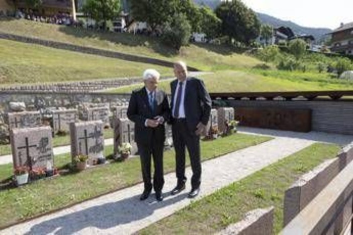 Mattarella in Trentino con cerotto sulla fronte, al capo dello Stato rimosso un neo Mattarella in Trentino con cerotto sulla fronte, al capo dello Stato rimosso un neo