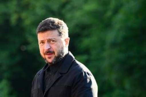 Ucraina, Zelensky firma legge che frena anticorruzione: migliaia protestano in piazza