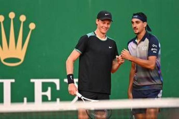 Sinner, preparativi per debutto ad Halle tra sorrisi e palleggi con Sonego - Il video