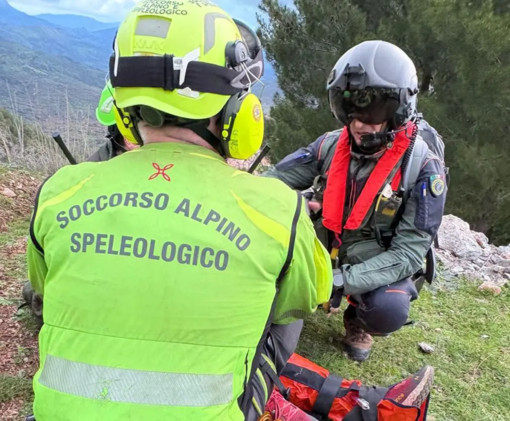 Salvato speleologo bloccato a 120 metri profondità nel cuneese Salvato speleologo bloccato a 120 metri profondità nel cuneese